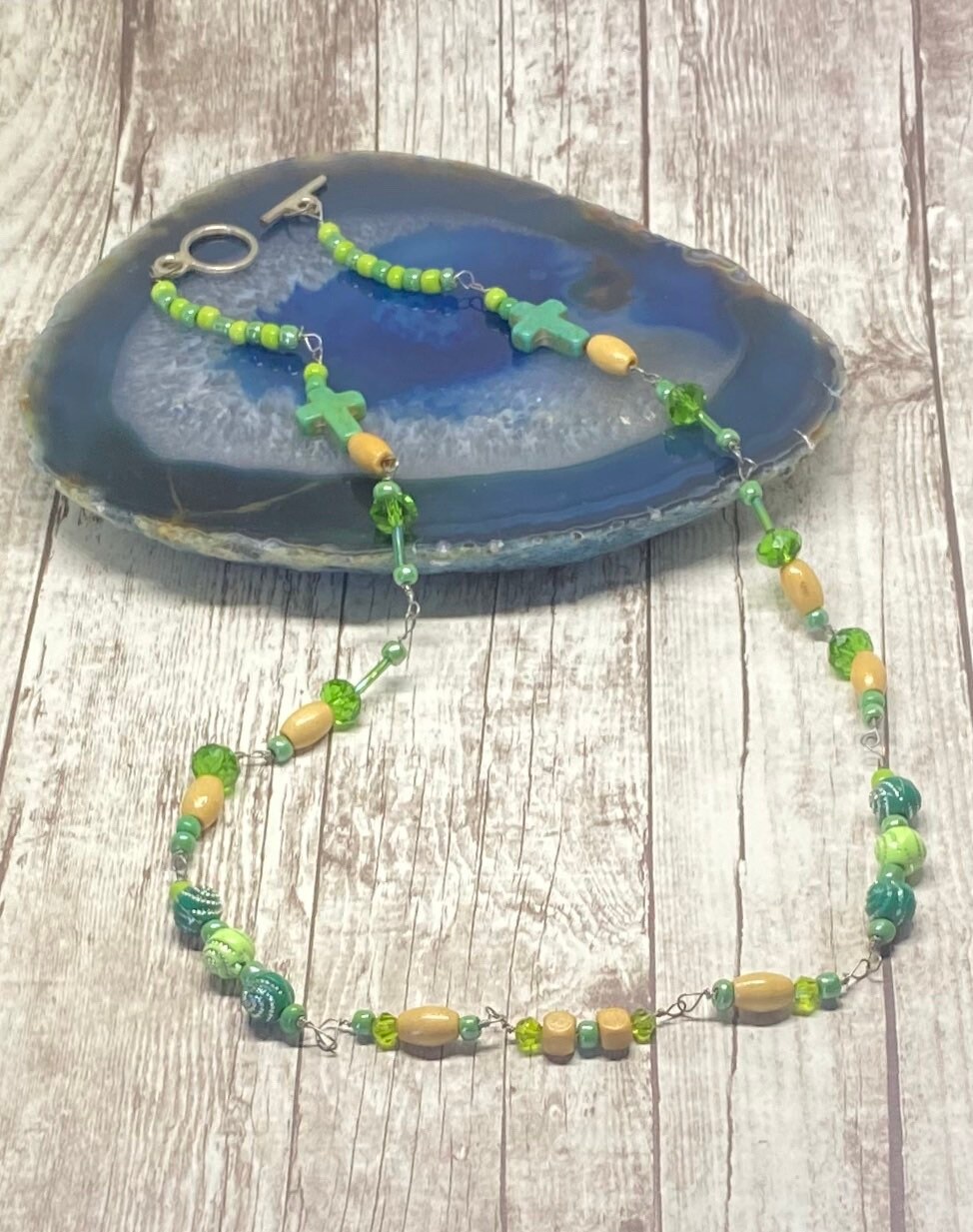 Handgemachte Grüne Perlen Kreuz Halskette Wire Wrap Style Handgemachte Grüne Perlen Kreuz Halskette Wire Wrap Style von DawnsBeadsDesigns