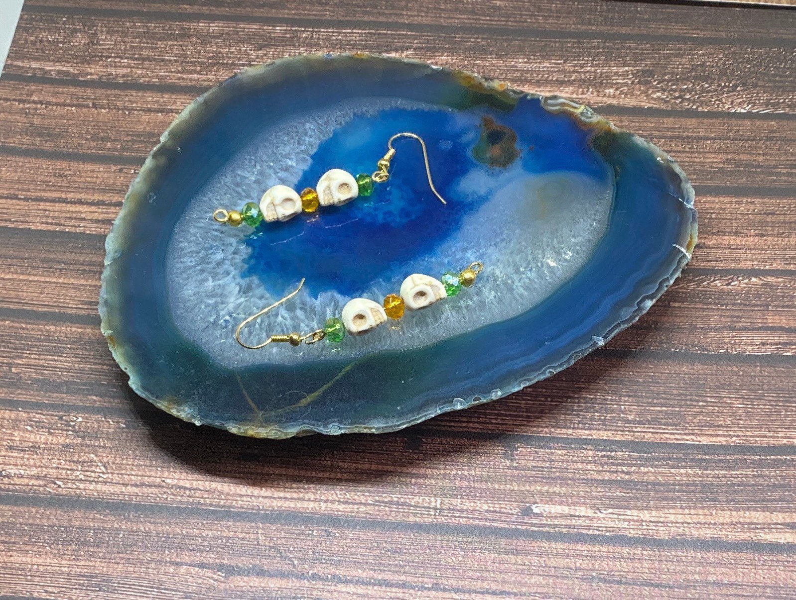 Handgemachte Halloween Schädel Ohrringe Multi Farbe Perlen Baumelt von DawnsBeadsDesigns