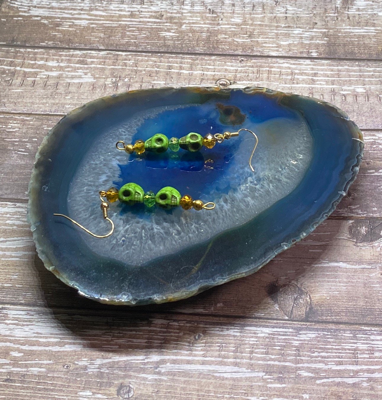 Handgemachte Halloween Schädel Ohrringe Multi Farbe Perlen Schmuck von DawnsBeadsDesigns