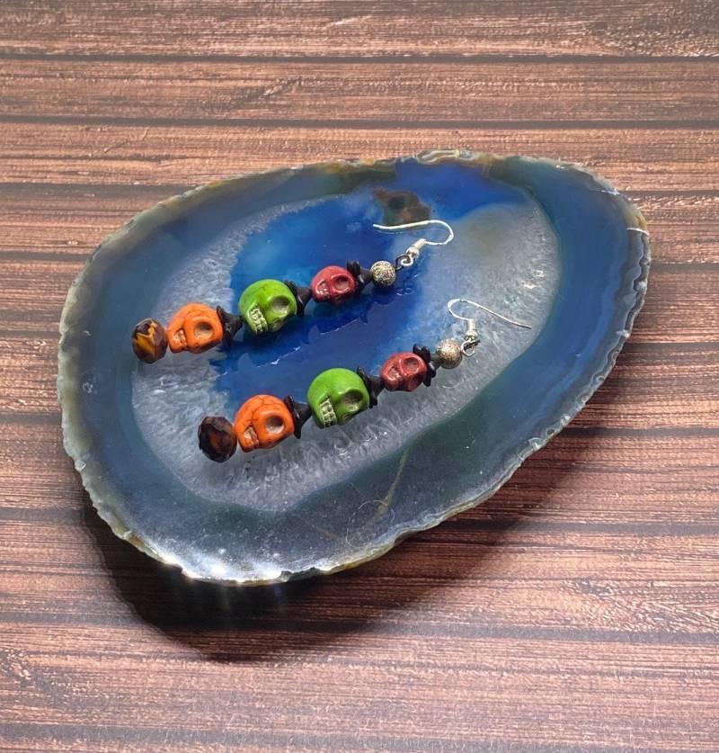 Handgemachte Halloween-Totenkopf-Ohrringe Dreifach Gestapeltes Perlendesign von DawnsBeadsDesigns