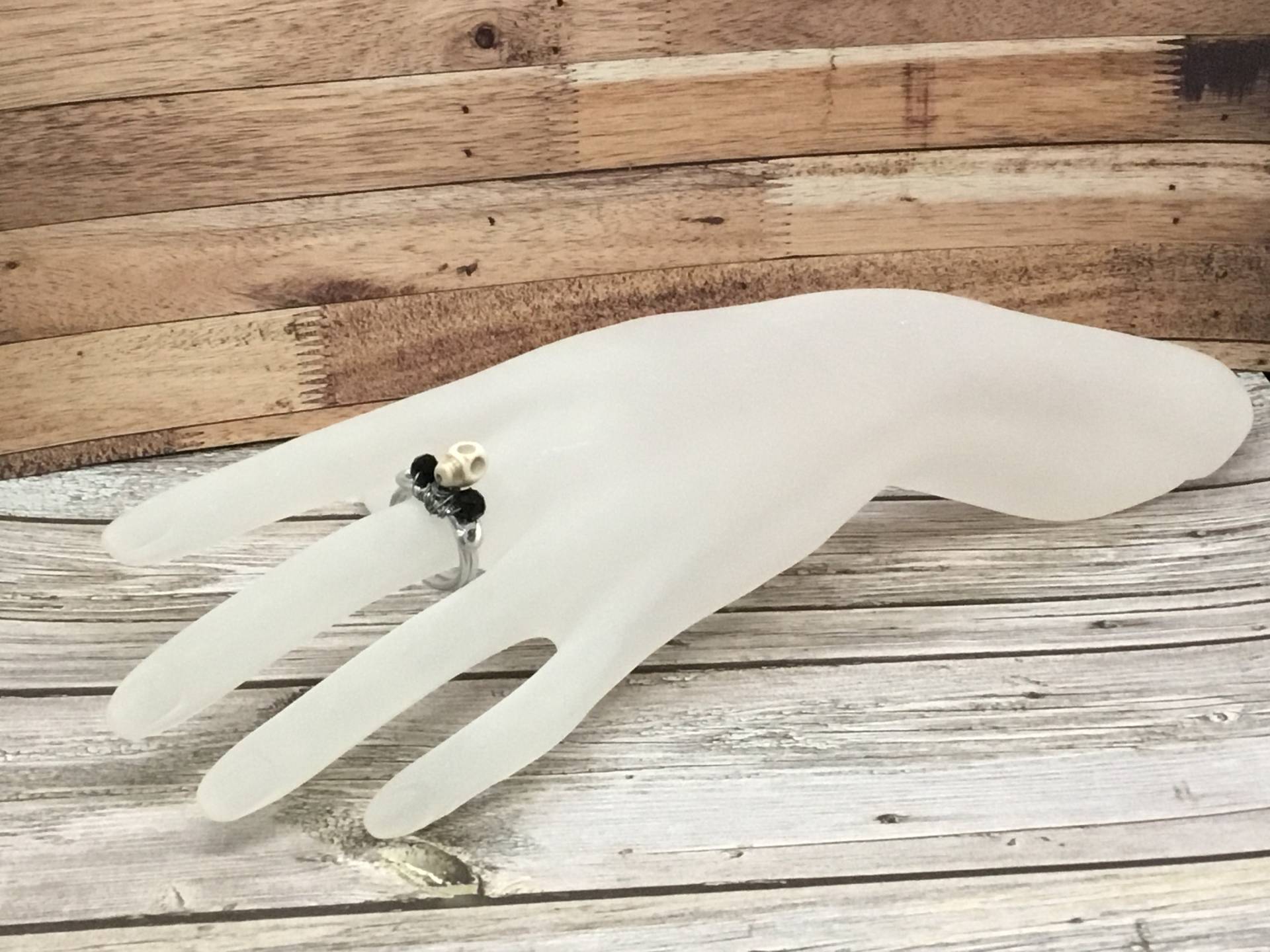 Handgemachte Howlith Totenkopf Ring Draht Gewickelt Kristall Halloween Schmuck von DawnsBeadsDesigns