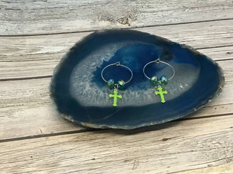 Handgemachte Kreuz Creolen Aus Emaille Mit Kristallperlen von DawnsBeadsDesigns