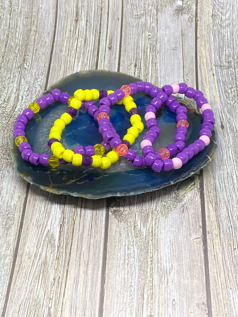 Handgemachte Lila & Gelb Pony Perlen Armband Set von DawnsBeadsDesigns