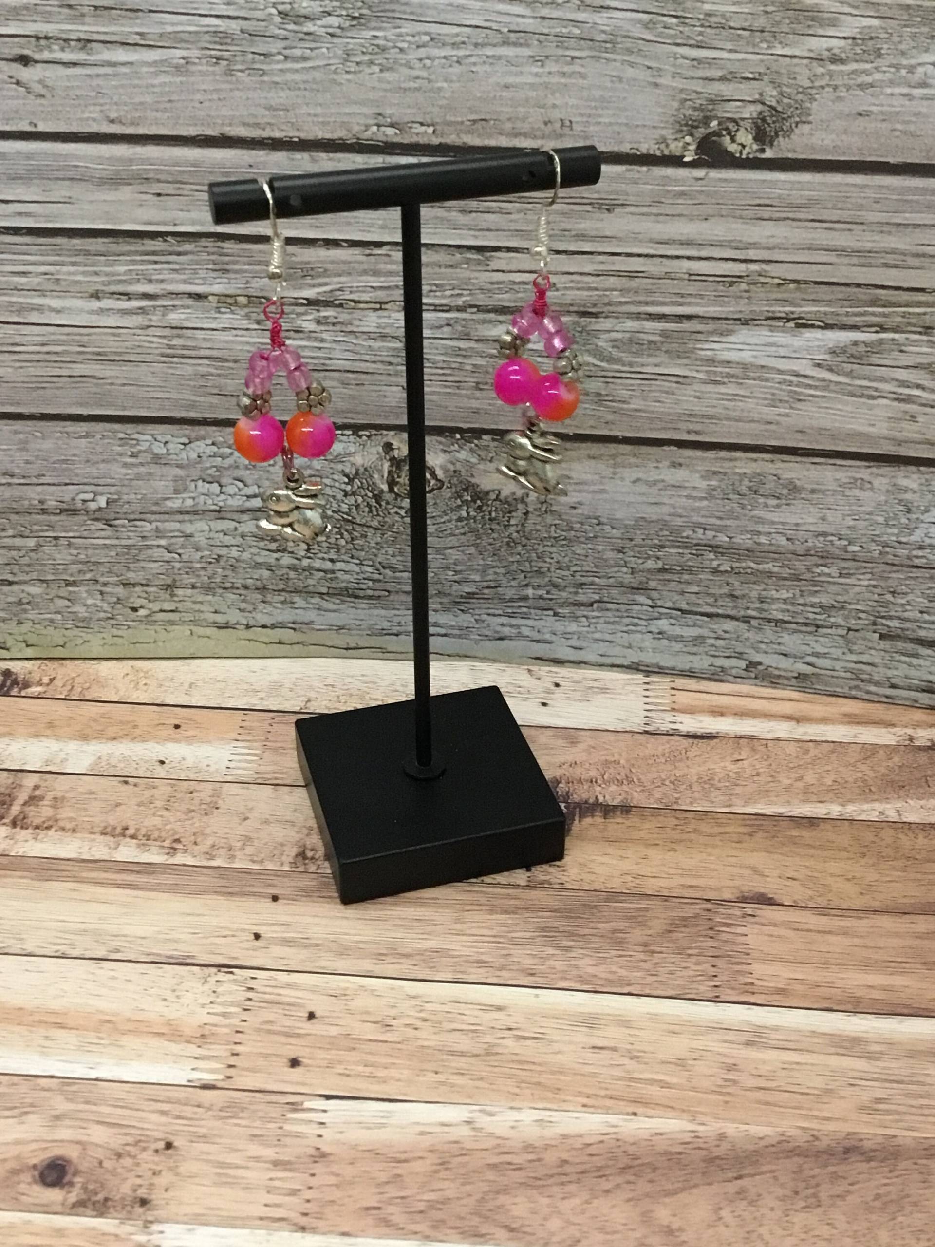 Handgemachte Osterohrringe Glasperlenanhänger Häschen-Charm von DawnsBeadsDesigns