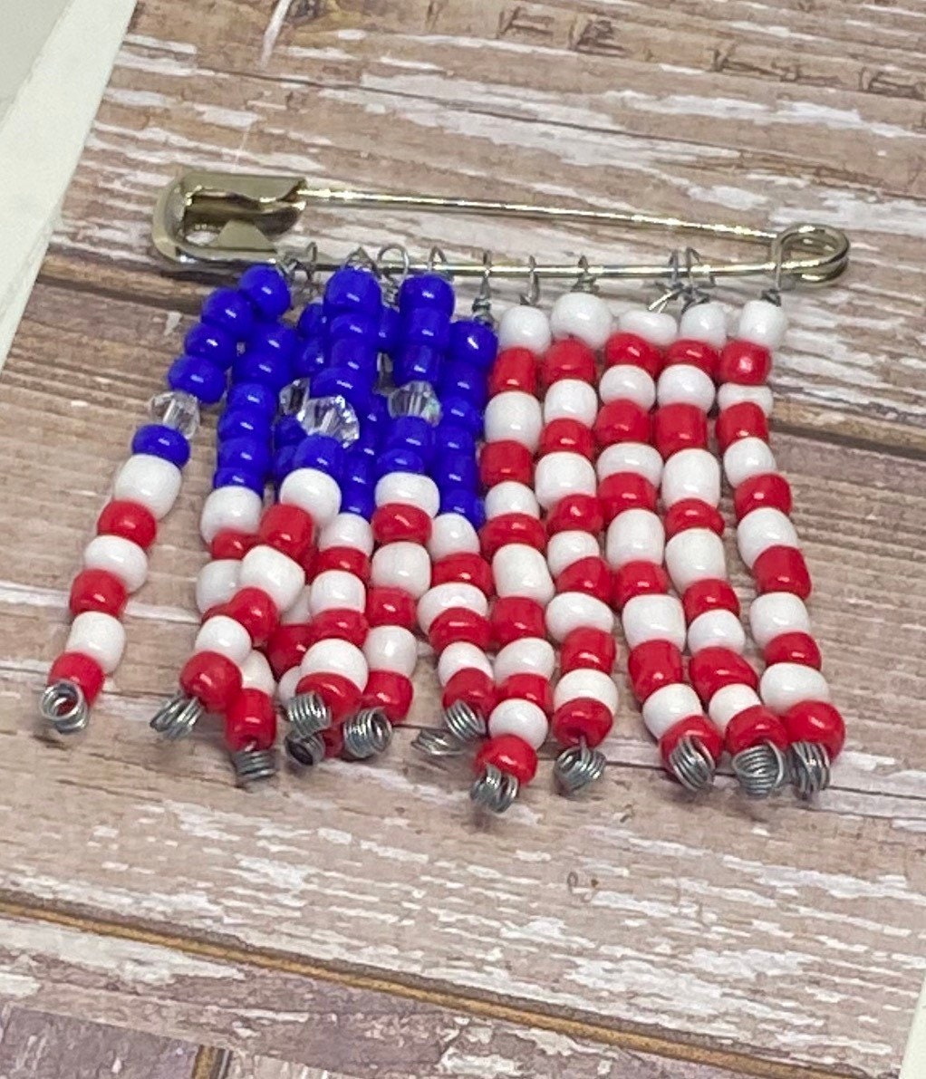 Handgemachte Perlen Flagge Anstecknadel Souvenir Anstecknadel Handgemachte Perlen Flagge Anstecknadel Souvenir Anstecknadel von DawnsBeadsDesigns