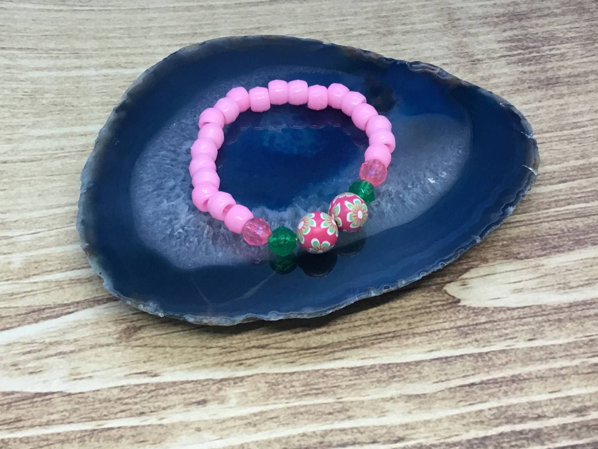 Handgemachte Pink Pony Perlen Stretch Armband Blumen Polymer Clay von DawnsBeadsDesigns