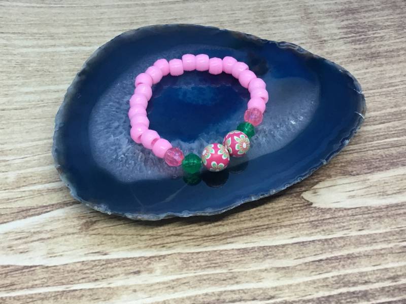 Handgemachte Pink Pony Perlen Stretch Armband Blumen Polymer Clay von DawnsBeadsDesigns