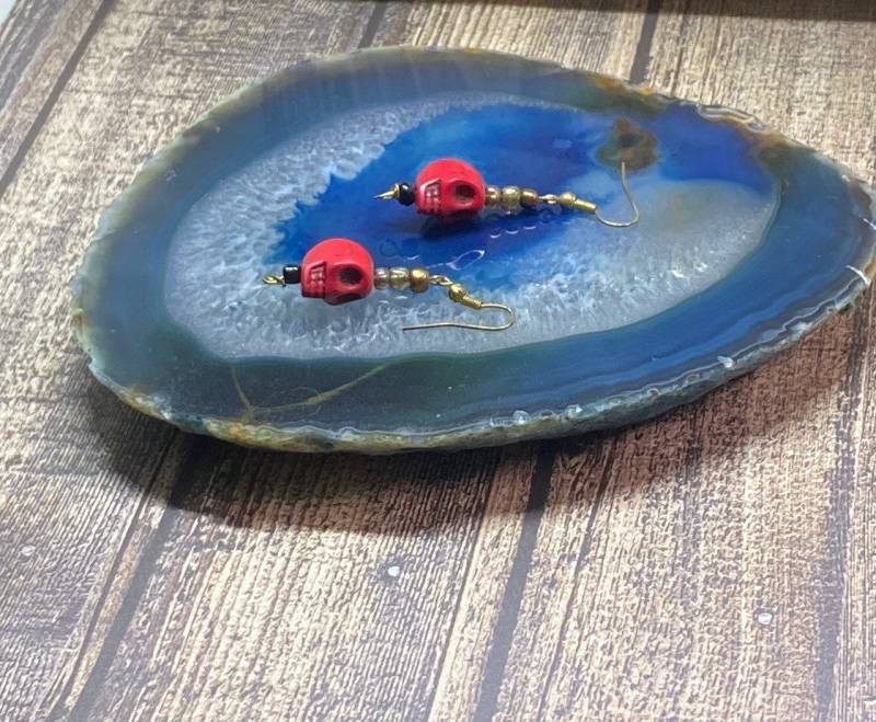 Handgemachte Red Skull Perlen Halloween Ohrringe von DawnsBeadsDesigns