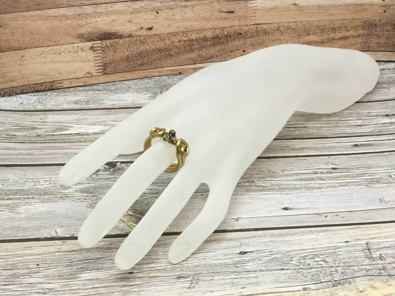 Handgemachte Ring Gold Draht Gewickelt Mit Grünen Kristallen von DawnsBeadsDesigns