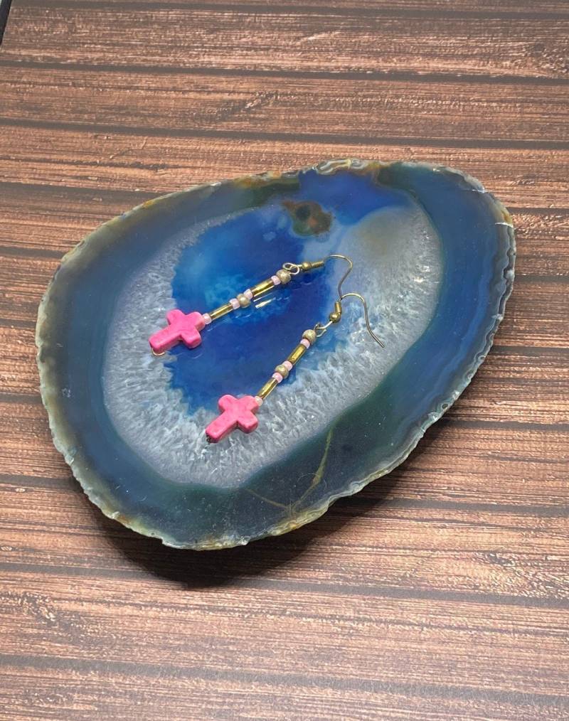 Handgemachte Rosa Howlith Kreuz Ohrringe Perlen Ohrringe von DawnsBeadsDesigns