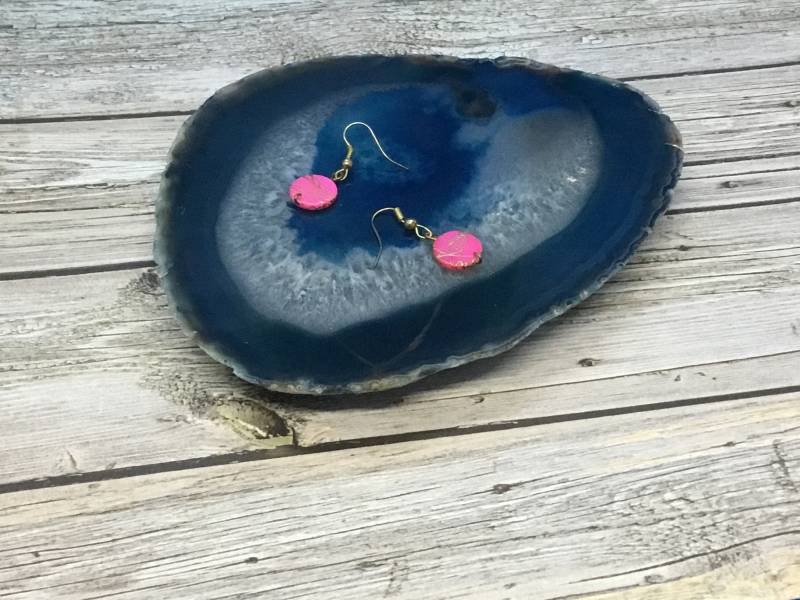 Handgemachte Rosa Münzen-Ohrringe Gold Splatter Beaded Dangles von DawnsBeadsDesigns