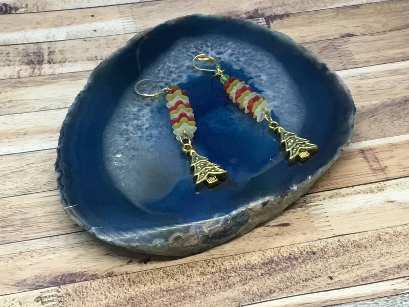 Handgemachte Weihnachtsbaum Ohrringe Gefrostete Blumen Perlen Ohrhänger von DawnsBeadsDesigns