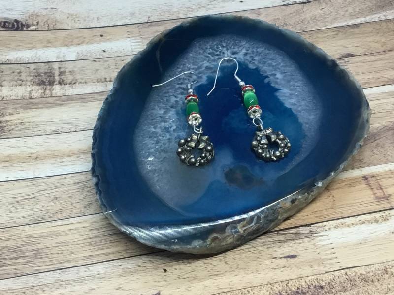 Handgemachte Weihnachtskranz Ohrringe Opal & Perlenanhänger von DawnsBeadsDesigns