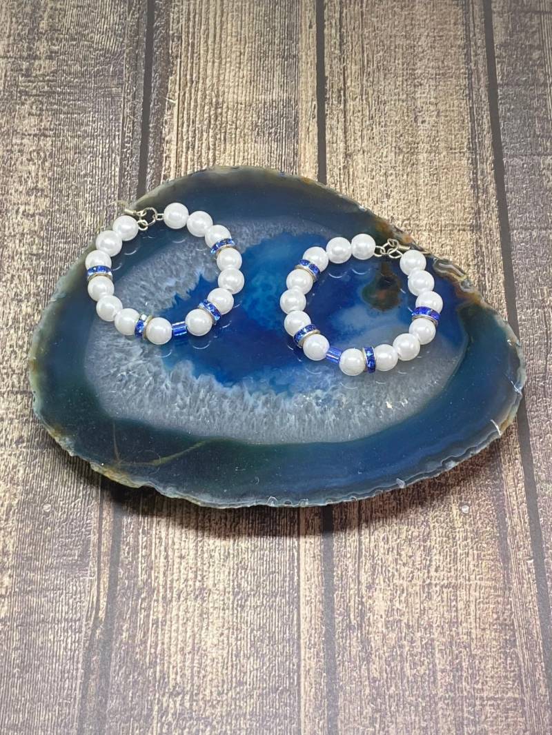 Handgemachte Weiße Perlen Creolen Mit Sapphire Blauen von DawnsBeadsDesigns