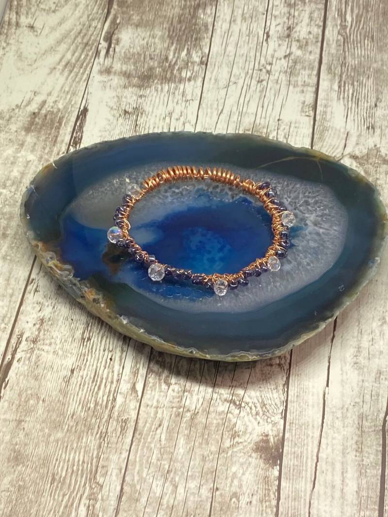 Handgemachter Armreif Aus Kupferdraht Blaue Glasperlen & Kristalle von DawnsBeadsDesigns