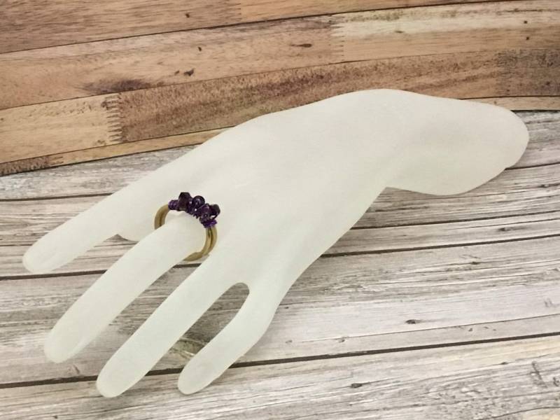 Handgemachter Golddraht Ring Lila Kristall Perlen Cluster von DawnsBeadsDesigns