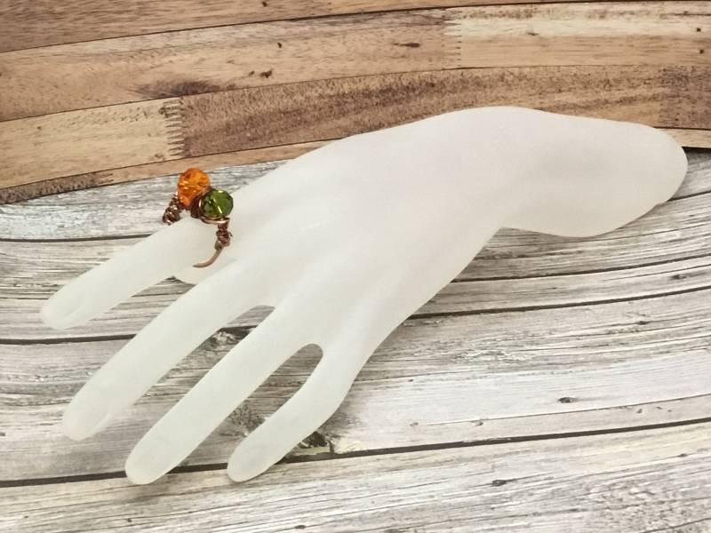 Handgemachter Kupferdraht Gewickelt Kristall Ring Orange & Grüne Perle von DawnsBeadsDesigns