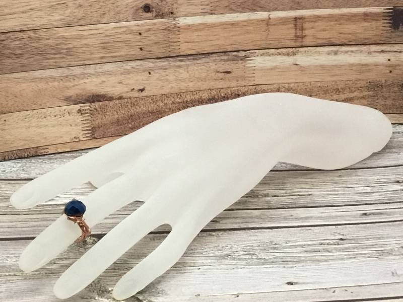 Handgemachter Ring Aus Kupferdraht Gewickelt Blauer Kristall Solitär von DawnsBeadsDesigns