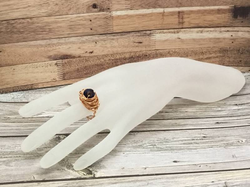 Handgemachter Saphirring Aus Kupferdraht Gewickelt von DawnsBeadsDesigns