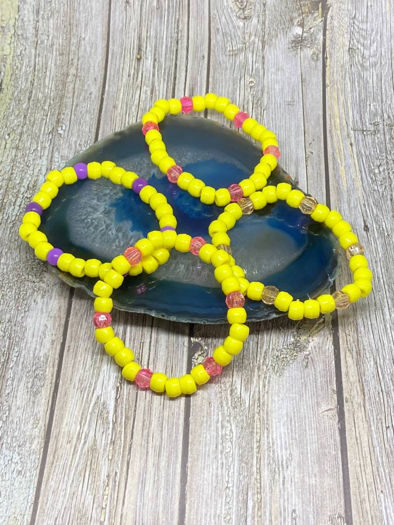 Handgemachtes Gelbes Pony Perlenarmband Set Pastell Acryl Stretch Schmuck von DawnsBeadsDesigns