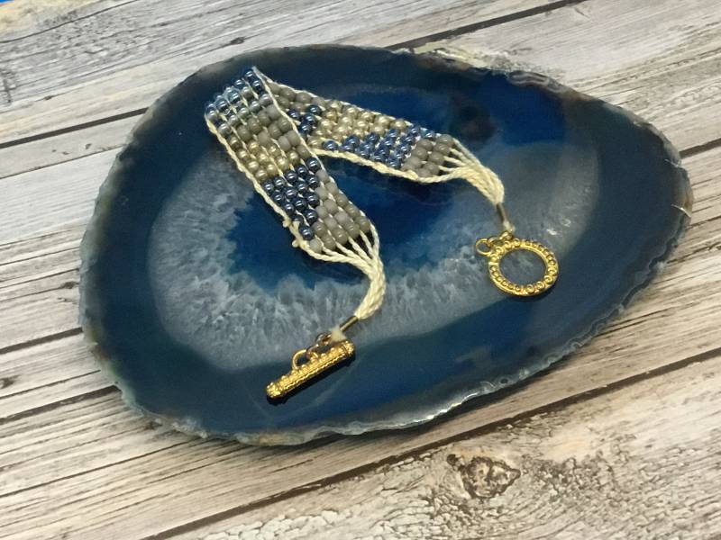 Handgemachtes Gewebtes Perlenarmband Grau & Beige von DawnsBeadsDesigns