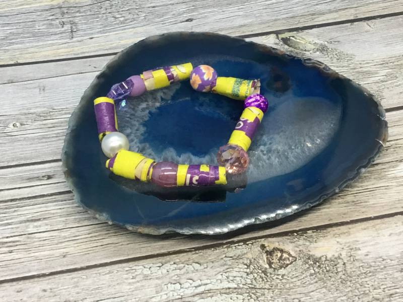 Handgemachtes Lila & Gelb Papier Perlen Armband Chunky Stretch Schmuck von DawnsBeadsDesigns