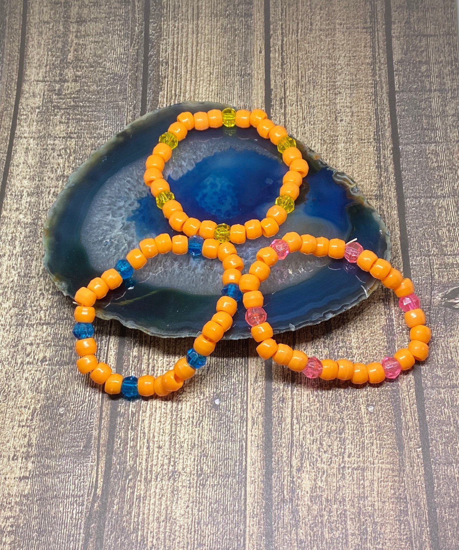 Handgemachtes Orange Pony Perlenarmband Set Acryl Stretch Schmuck von DawnsBeadsDesigns