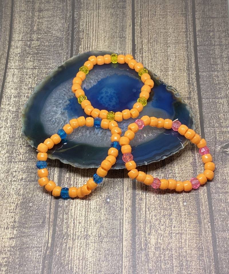Handgemachtes Orange Pony Perlenarmband Set Acryl Stretch Schmuck von DawnsBeadsDesigns