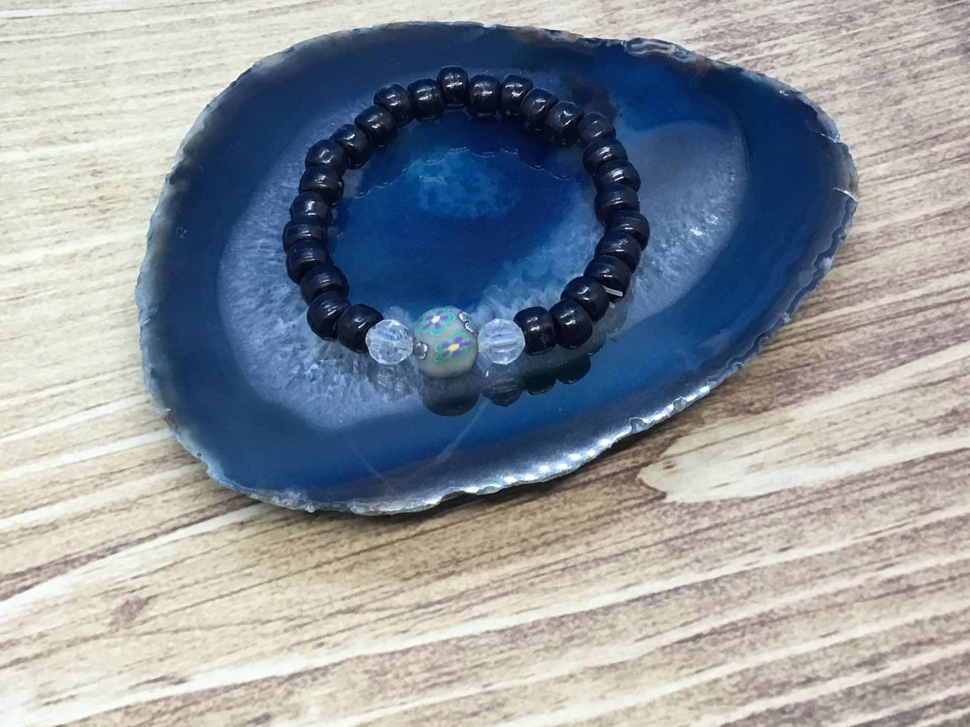 Handgemachtes Schwarzes Pony Perlenarmband Florales Polymer Clay Design von DawnsBeadsDesigns