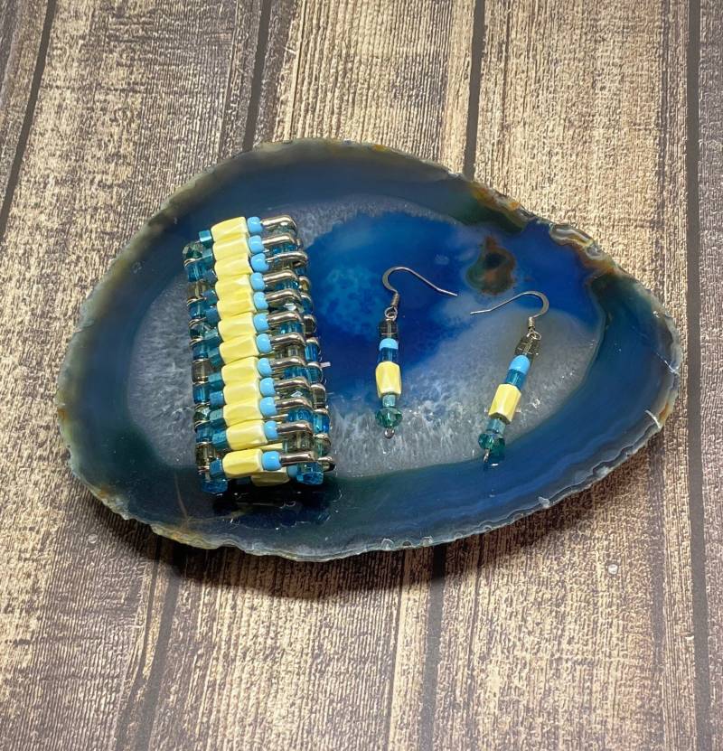 Handgemachtes Türkis Perlenarmband Und Ohrring Set Sicherheitsnadel Schmuck von DawnsBeadsDesigns