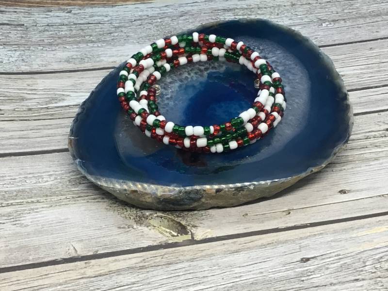 Handgemachtes Weihnachtsperlen Memory Wire Armband von DawnsBeadsDesigns