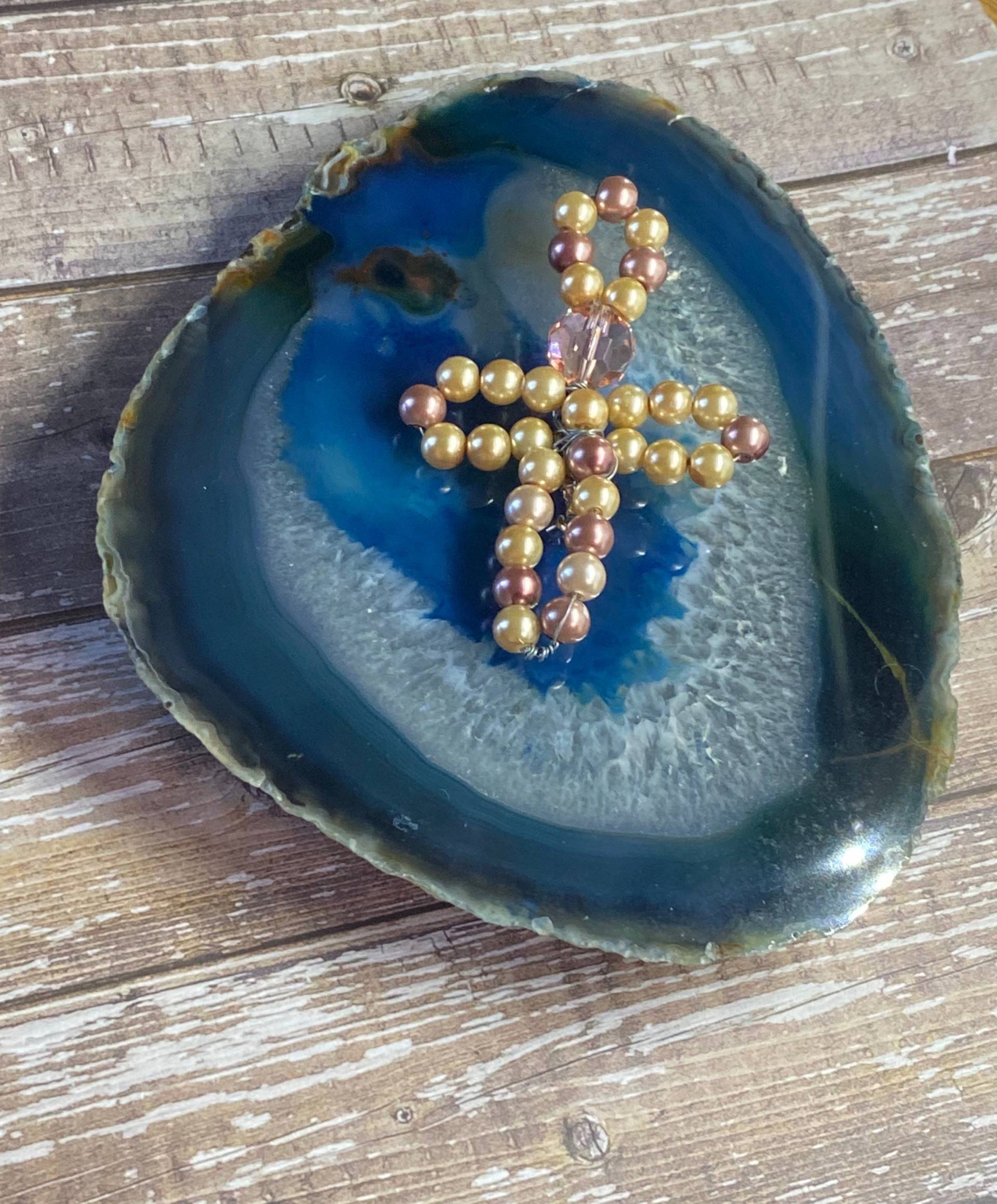 Handmade Perlenkreuz Pin Perlen Anstecknadel Handmade Perlenkreuz Pin Perlen Anstecknadel von DawnsBeadsDesigns