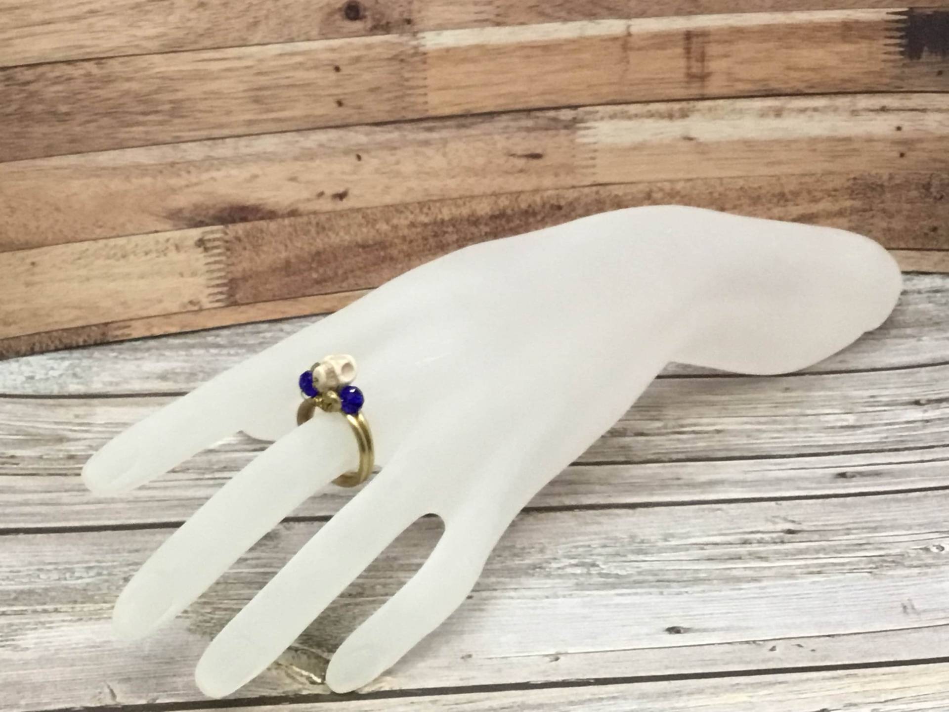 Howlith Totenkopf Ring Golddraht Gewickelt Halloween Perlenring von DawnsBeadsDesigns