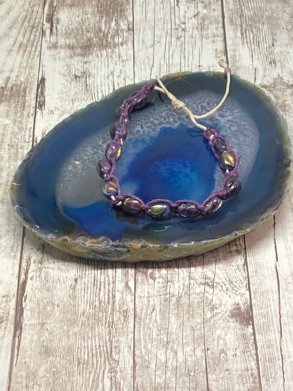 Lila Karneval Glasperlen An Geflochtenem Hanf Verstellbares Armband, Handgemacht von DawnsBeadsDesigns