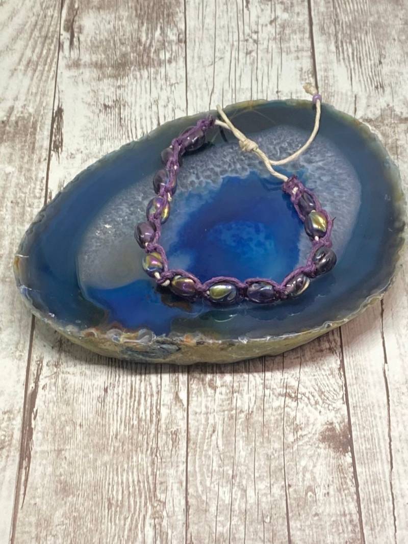 Lila Karneval Glasperlen An Geflochtenem Hanf Verstellbares Armband, Handgemacht von DawnsBeadsDesigns