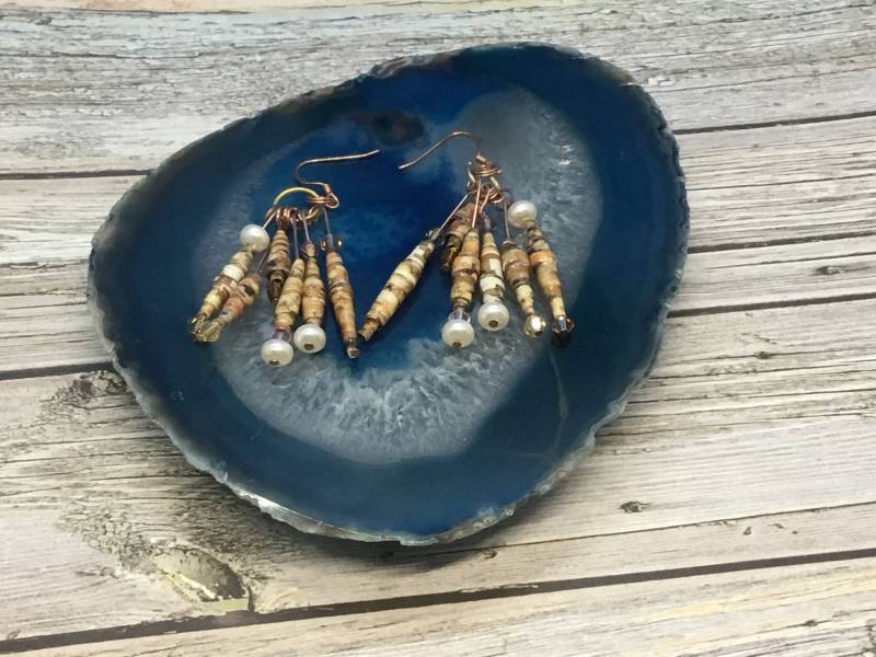 Handmade Papier Perlen Ohrringe Mit Perlenakzenten von DawnsBeadsDesigns