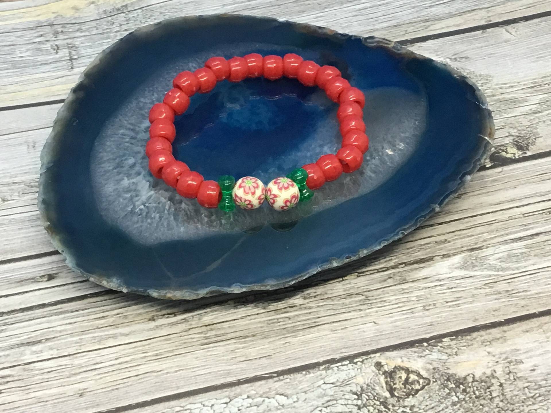 Rotes Weihnachtsblumen Stretch-Perlenarmband, Handgemacht von DawnsBeadsDesigns