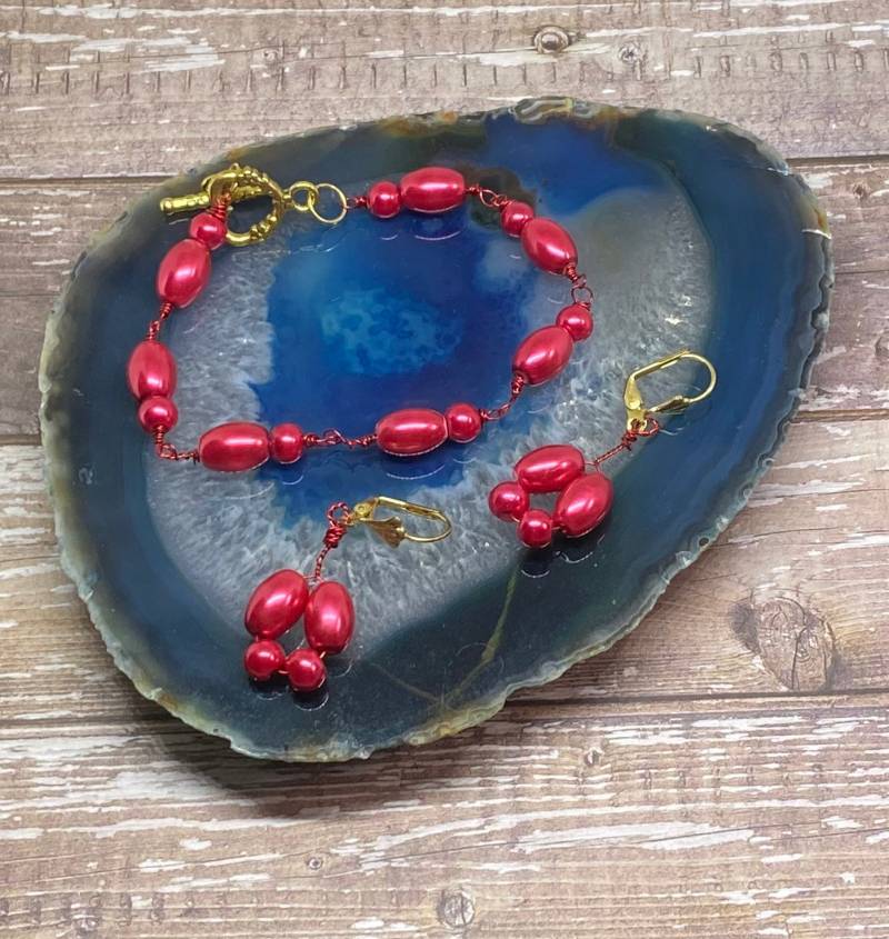 Rubinrotes Perlenarmband Und Hoop Ohrringe Set Handgemachter Schmuck von DawnsBeadsDesigns