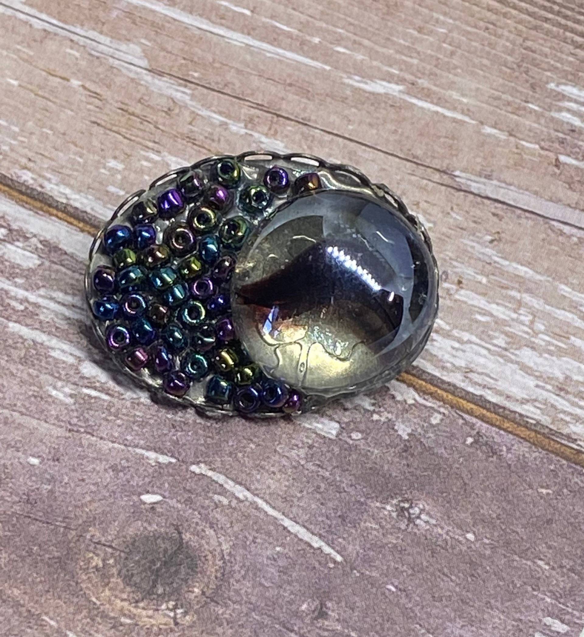 Schillernder Perlen Cabochon Pin Dekorative Anstecknadel von DawnsBeadsDesigns