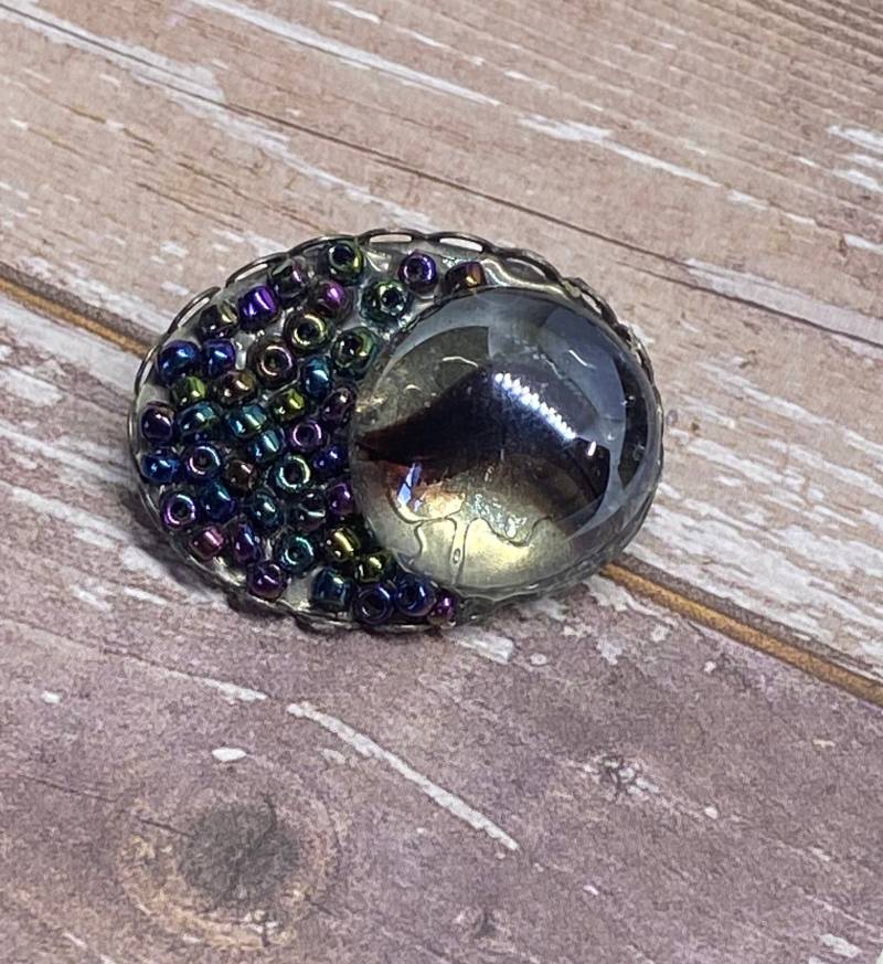 Schillernder Perlen Cabochon Pin Dekorative Anstecknadel von DawnsBeadsDesigns