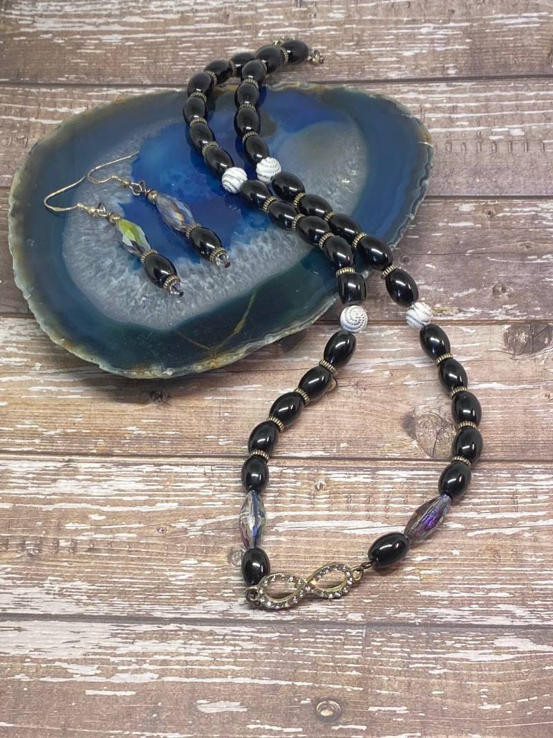 Schwarze Perlenkette Set Handgemachte Perlen Ohrringe, Infinity Anhänger von DawnsBeadsDesigns
