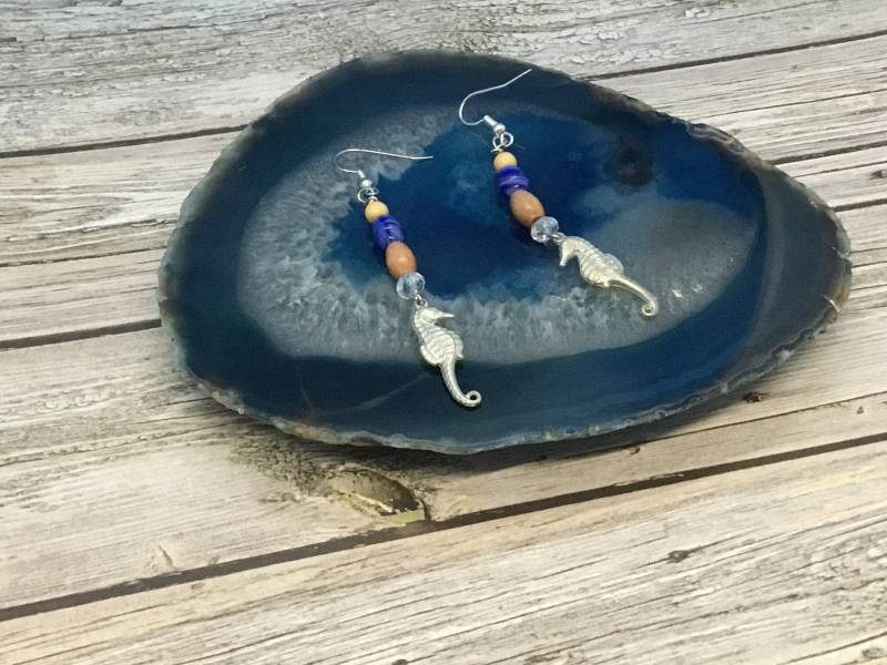 Seepferdchen Charm Minimalist Perlen Stacked Ohrringe, Handgemacht von DawnsBeadsDesigns