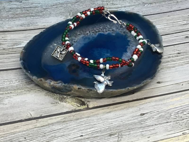 Weihnachtliches Perlenarmband Handgemachtes Armband Mit Engel Charm von DawnsBeadsDesigns