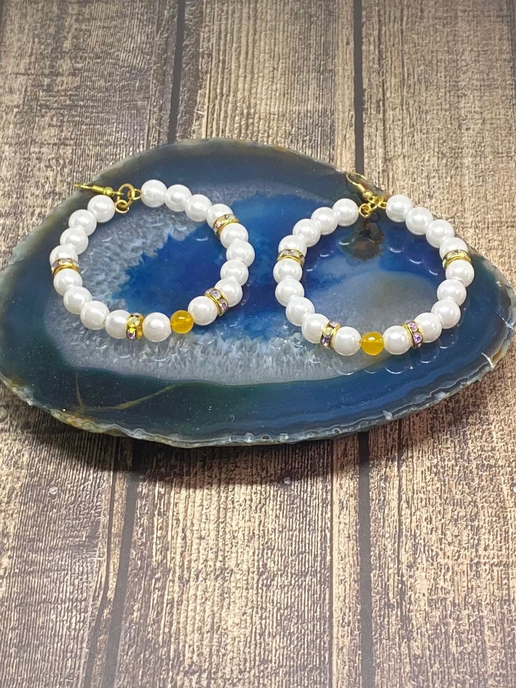 Weiße Perle Gelbe Jade Perlen Creolen, Handgefertigt von DawnsBeadsDesigns