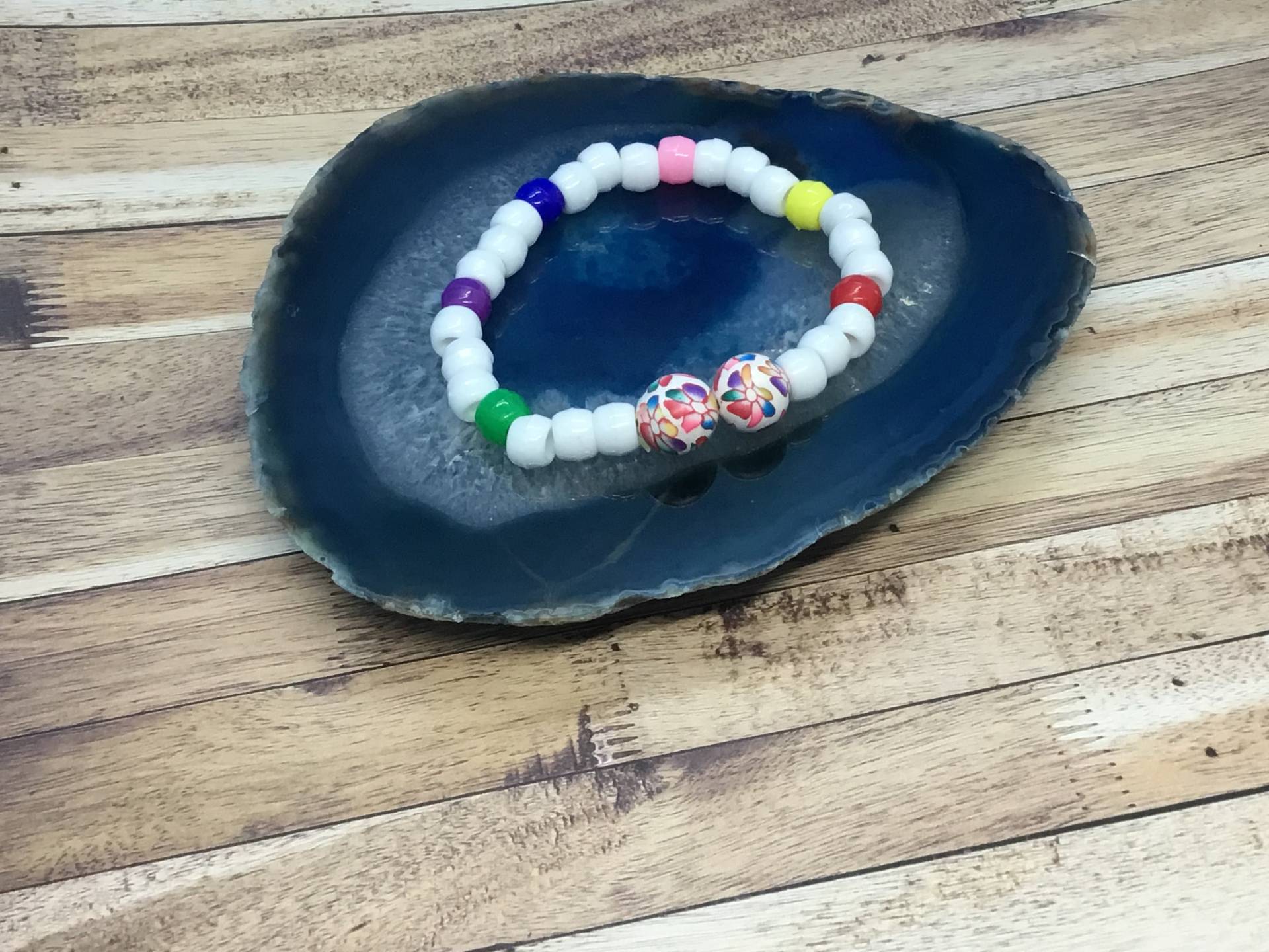 Weißes Und Regenbogenfarbenes Stretchperlenarmband, Handgemacht von DawnsBeadsDesigns
