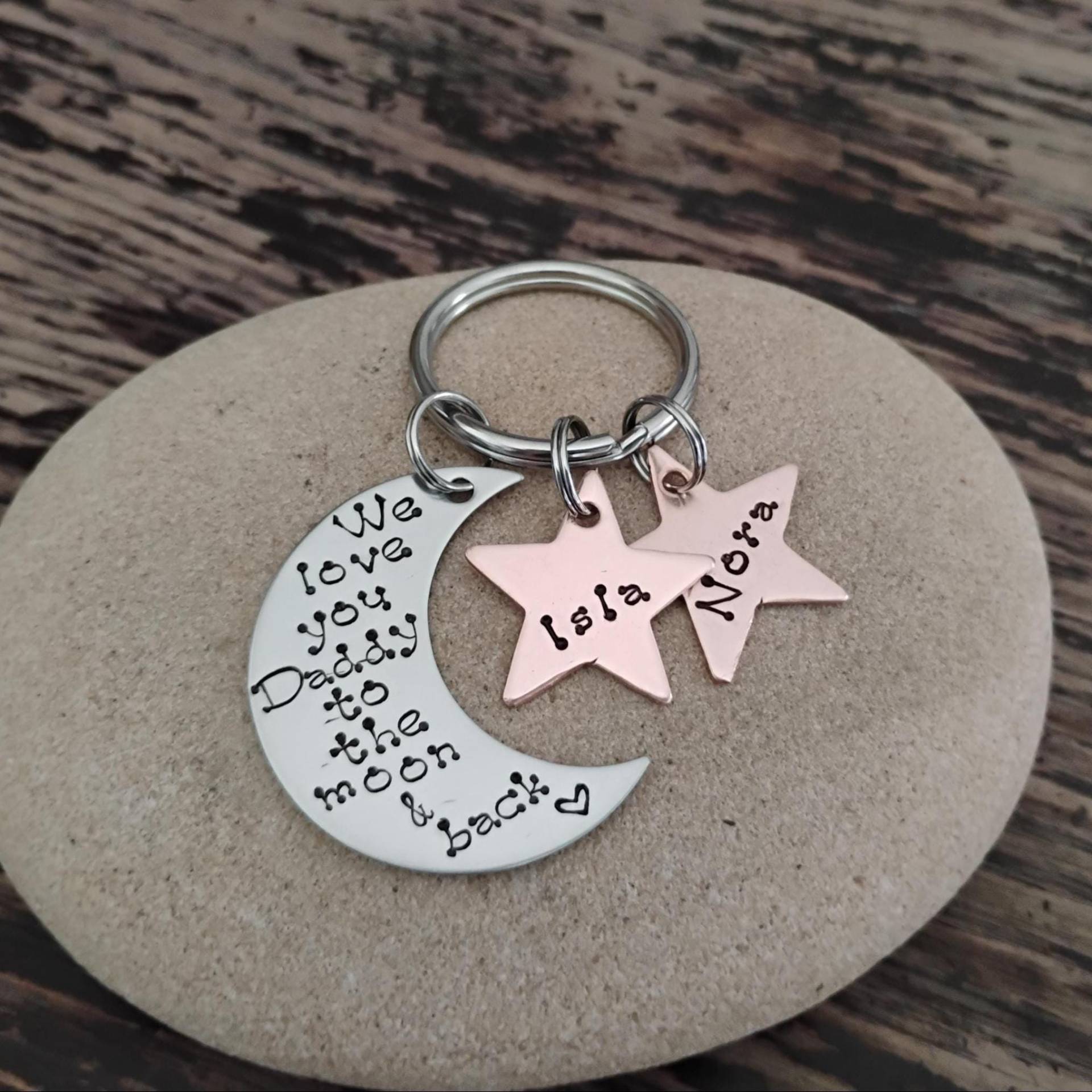 Papa Schlüsselanhänger Personalisierte Mond Und Sterne Anhänger Mit Namen Der Kinder Papa Schlüsselanhänger Personalisierte Mond Und Sterne Anhänger Mit Namen Der Kinder von DawnsMetalDesigns