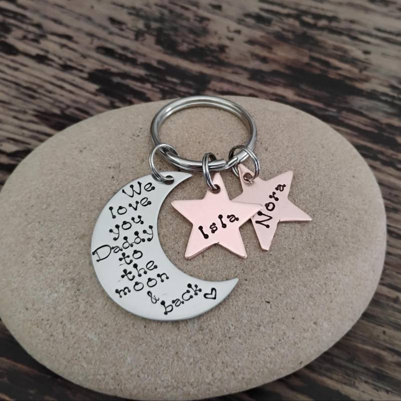 Papa Schlüsselanhänger Personalisierte Mond Und Sterne Anhänger Mit Namen Der Kinder Papa Schlüsselanhänger Personalisierte Mond Und Sterne Anhänger Mit Namen Der Kinder von DawnsMetalDesigns