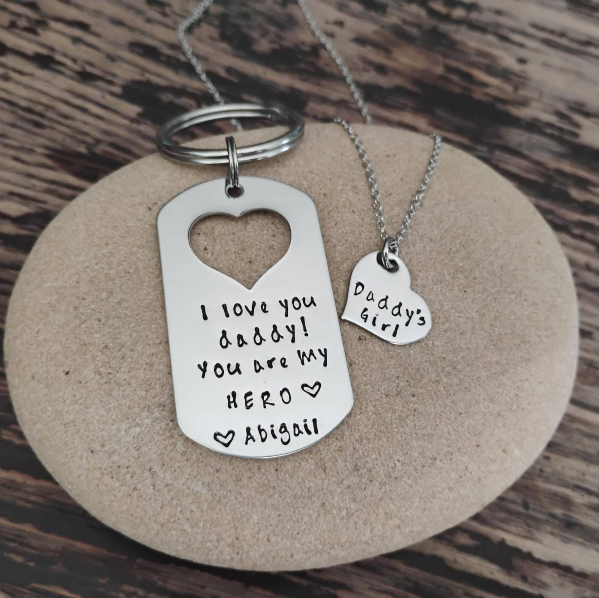 Papa Tochter Geschenk - Personalisierter Schlüsselanhänger Für Halskette von DawnsMetalDesigns