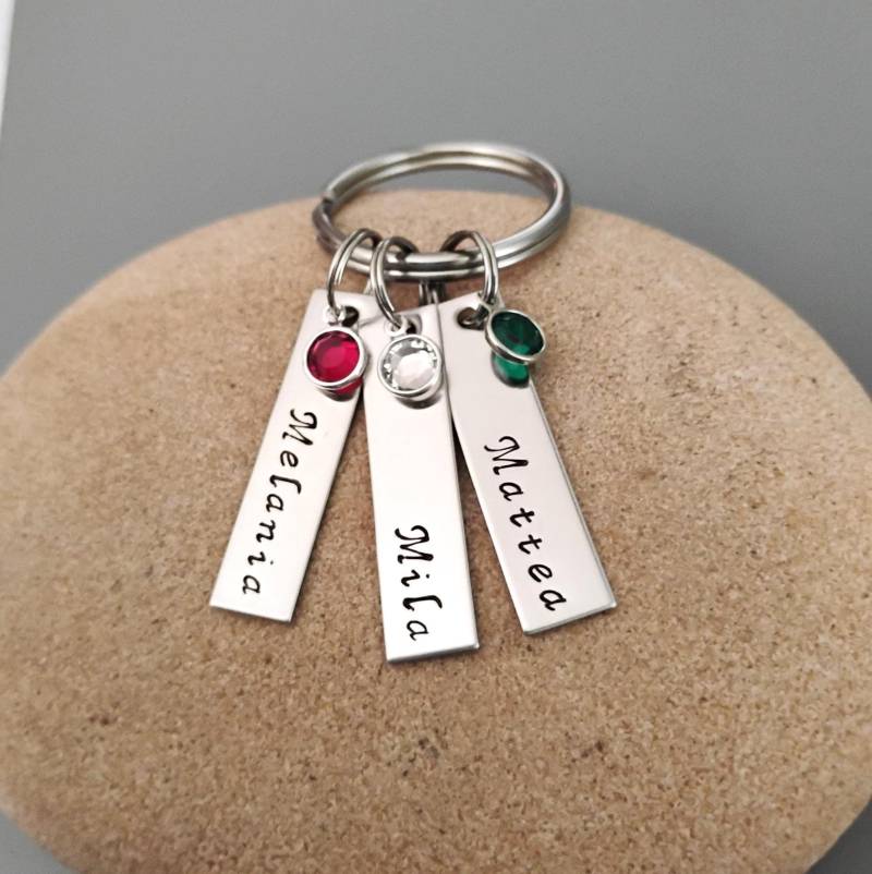 Personalisierter, Handgestempelter Schlüsselanhänger Mit Den Namen Der Kinder Und Geburtssteinen von DawnsMetalDesigns