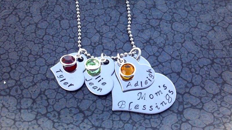 Personalisierter Mutterschmuck, Mamas Segen Halskette, Kinder Name Charm Schmuck von DawnsMetalDesigns